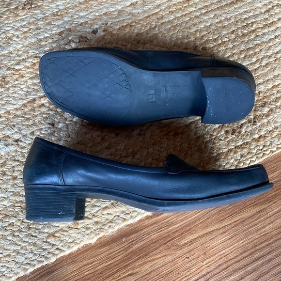 Black leather loafers/dress shoes by Predictions - Picture 3 of 6